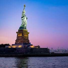 NYC: Cena Crucero Gourmet con Música en Directo