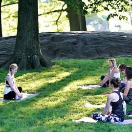 Central Park, Nueva York: Clases de yoga en el parque desde 2012