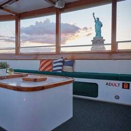 NYC: Crucero al atardecer en un pequeño yate con una copa