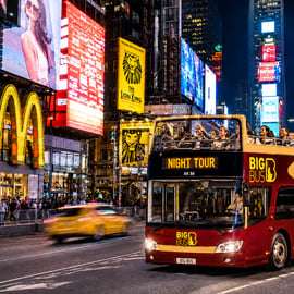 Nueva York: recorrido turístico nocturno en autobús descubierto con guía en directo