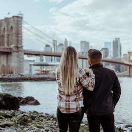 Nueva York: sesión de fotos en el puente de Brooklyn y DUMBO + opción de pedido de mano