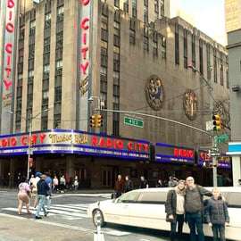 NYC: Tour privado en limusina de Solo en casa 2 con pizza