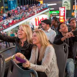 Nueva York: recorrido turístico nocturno en autobús descubierto con guía en directo