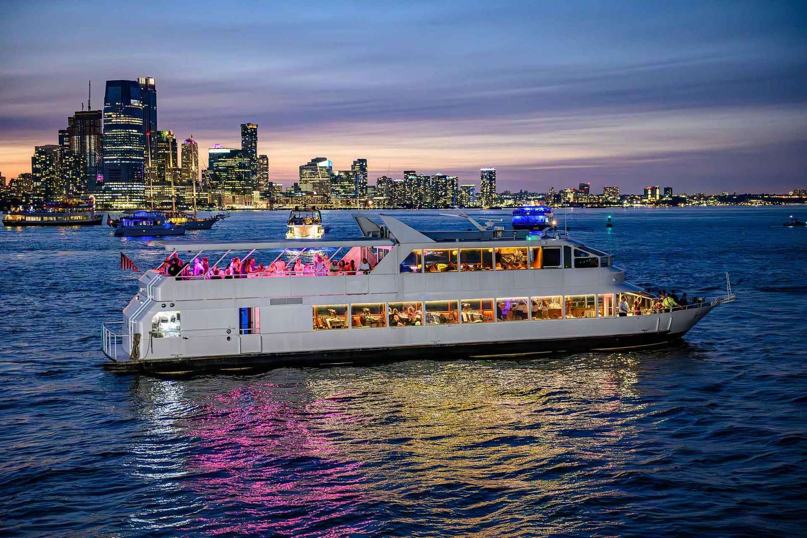 NYC: Cena Crucero Gourmet con Música en Directo