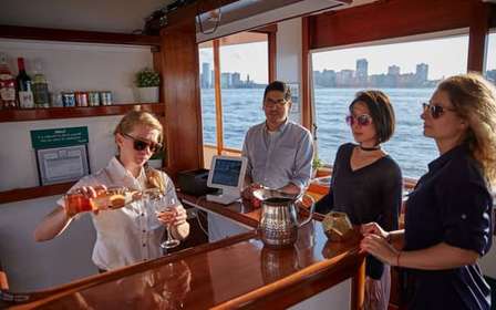 NYC: Crucero al atardecer en un pequeño yate con una copa
