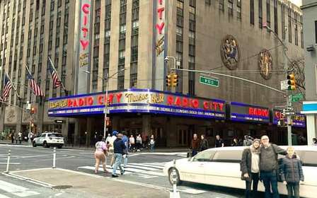 NYC: Tour privado en limusina de Solo en casa 2 con pizza