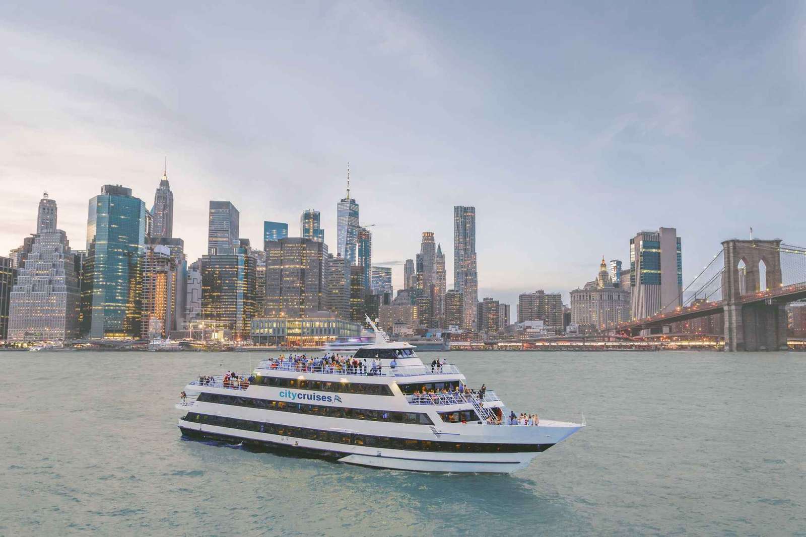 Ciudad de Nueva York: Brunch, Almuerzo o Cena Buffet en Crucero por el Río