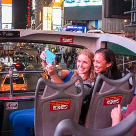Nueva York: recorrido turístico nocturno en autobús descubierto con guía en directo