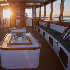 NYC: Crucero al atardecer en un pequeño yate con una copa