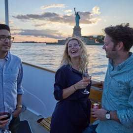 NYC: Crucero al atardecer en un pequeño yate con una copa