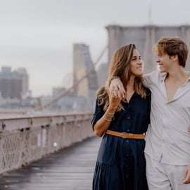 Nueva York: sesión de fotos en el puente de Brooklyn y DUMBO + opción de pedido de mano