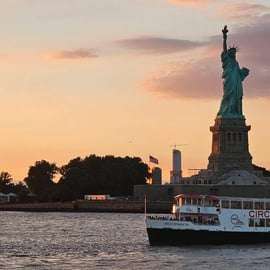NYC: Crucero por la Estatua de la Libertad al atardecer Billete sin hacer cola