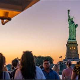 NYC: Crucero por la Estatua de la Libertad al atardecer Billete sin hacer cola