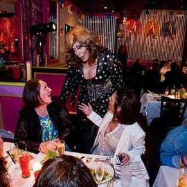 Nueva York: ticket para cena y espectáculo con drag queens en Lips