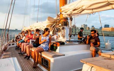 Nueva York Vela al atardecer a bordo de una goleta