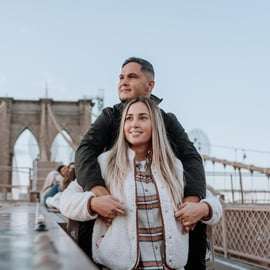 Nueva York: sesión de fotos en el puente de Brooklyn y DUMBO + opción de pedido de mano