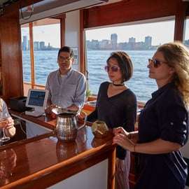 NYC: Crucero al atardecer en un pequeño yate con una copa