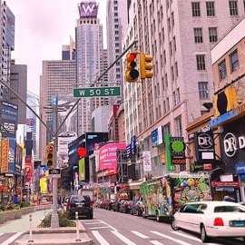 NYC: Tour privado en limusina de Solo en casa 2 con pizza